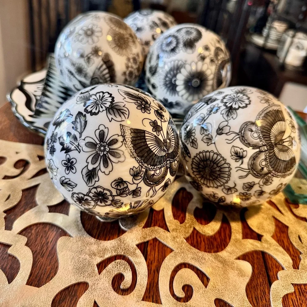 Elegant Chinoiserie Porcelain Ceramic Ball Black & White Carpet Balls Home Decor - Picture 14 of 16